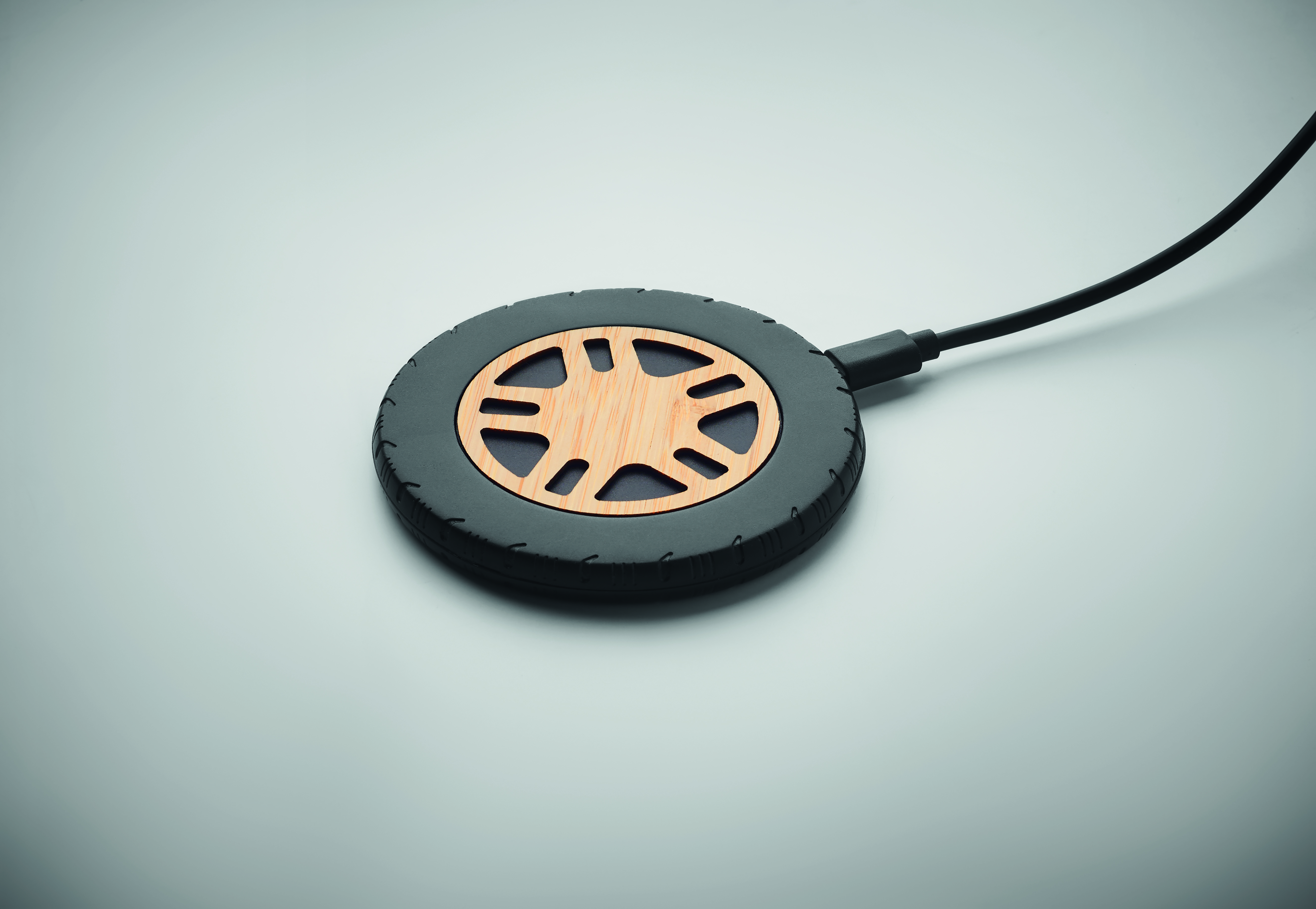 Kabelgebundene Mauspad, Runder USB-C-Pad, Kunstleder-Top, Rundes Wireless-Ersatzpad, Schwarz-Grau Design, stethoskop, ohrenstück, audio, kopfhörer, schwarz, headphone pad, wireless charging pad, charging pad, round pad, wooden center