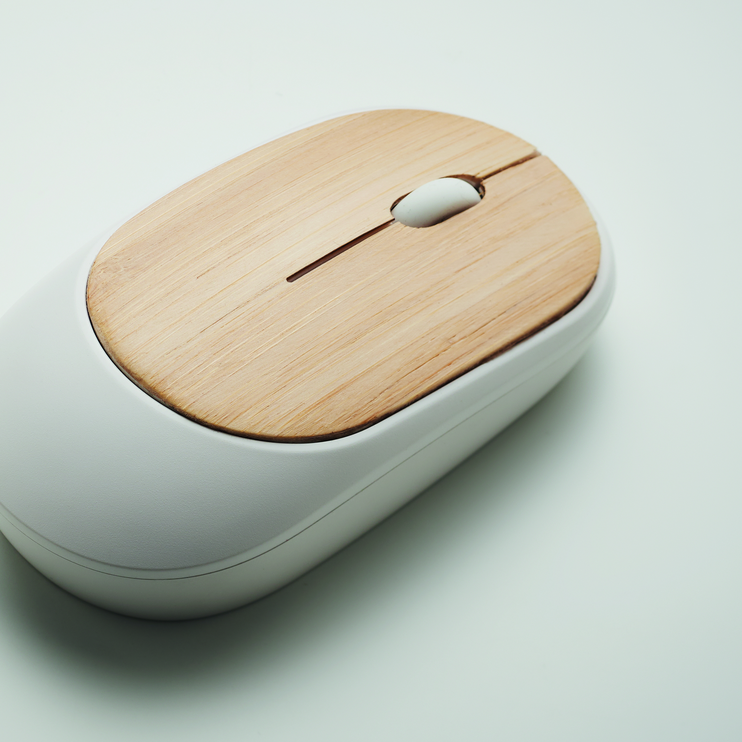 computer-mouse, wireless-mouse, wooden-panel, white, slim-design, Computer-Mouse, Wireless, Wooden-Top, White, Sleek, Maus, Gehäuse, Holzdeck, weiße Oberfläche, Slider, computer-mouse, wireless-mouse, wooden-top, white, modern-design