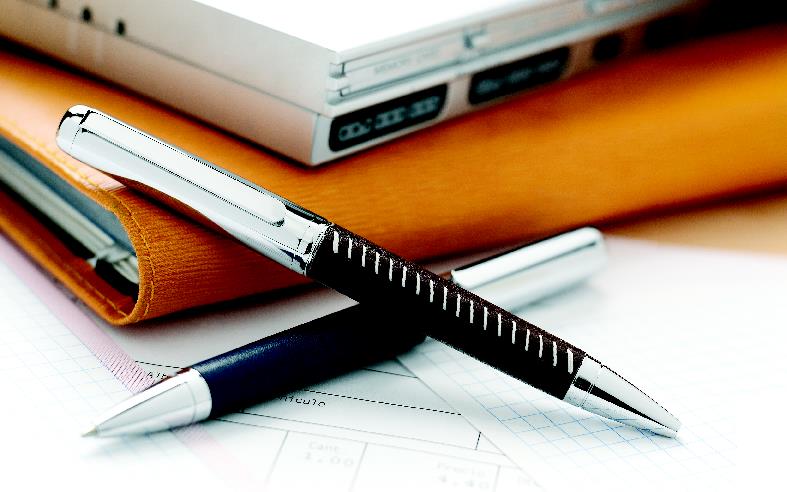 Kugelschreiber, Schreibgerät, Federhalter, Notizblock, Druckbleistift?, Kugelschreiber, schwarzer Griff, Metalltipp, Notizbuch, Papiere, Kugelschreiber, Metallclip, Schwarze Tinte, Gelschreiber, Dokumentenszene