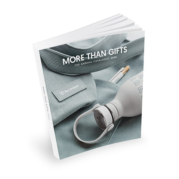 Katalog, Mütze, Glimmer, Grau, Kopfhörer, Katalog, Beige, Mütze, Zeitung, Kopfhörer, Buch, Katalog, Geschenke, More Than Gifts, Be Unique, Katalog, Kopfhörer, Ohrhörer, Zubehör, Soft-Touch, Katalog, Be Unique, Kleidung, Katalogband, Gadgets