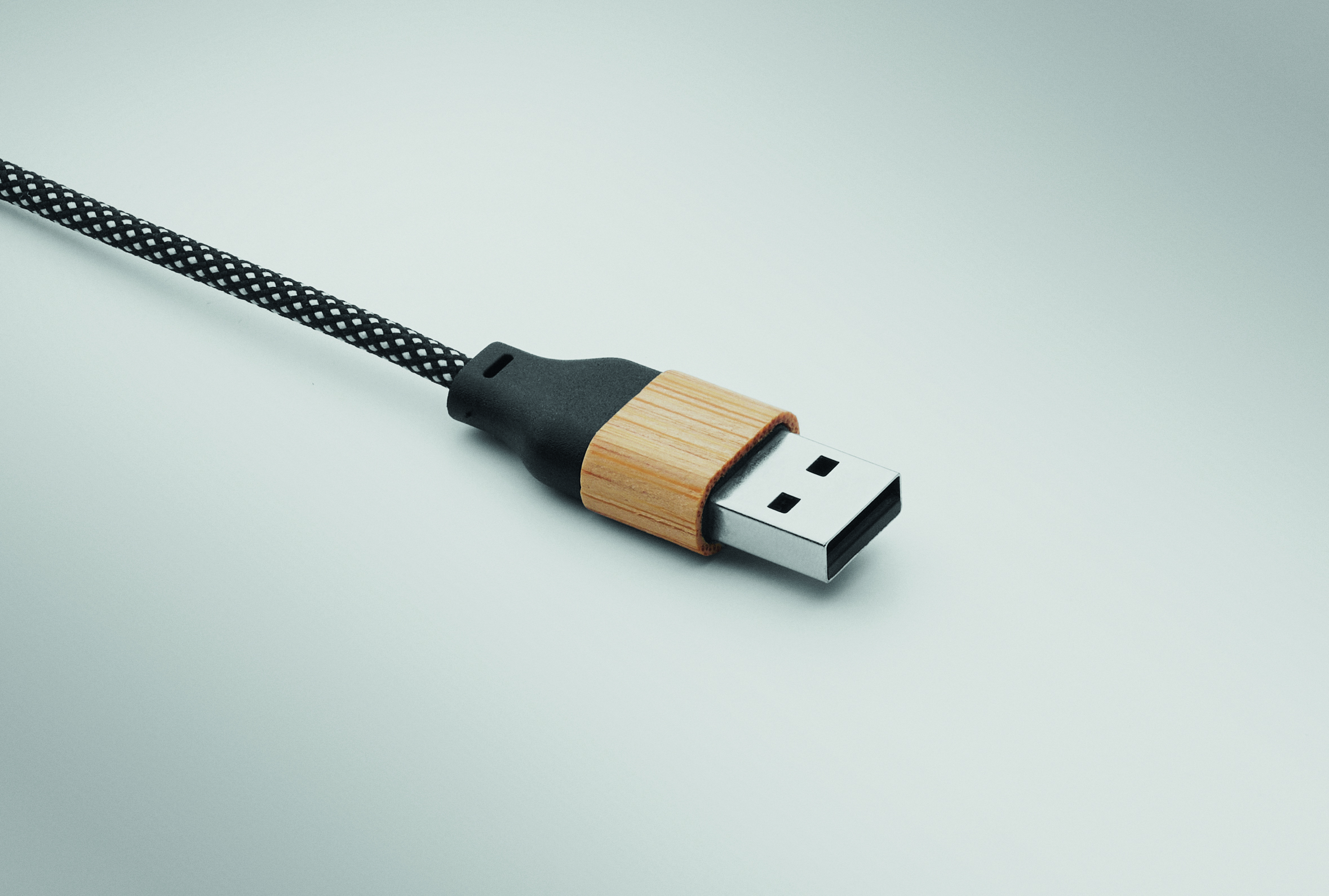 usb, usb-kabel, usb-stecker, geflochtenes kabel, holz USB-gehäuse, USB-A, Kabel, Geflochten, Holzfassung, Metallstecker, USB-Cable, Braided-Cable, Wooden-Connector, USB-A, Charging-Cable