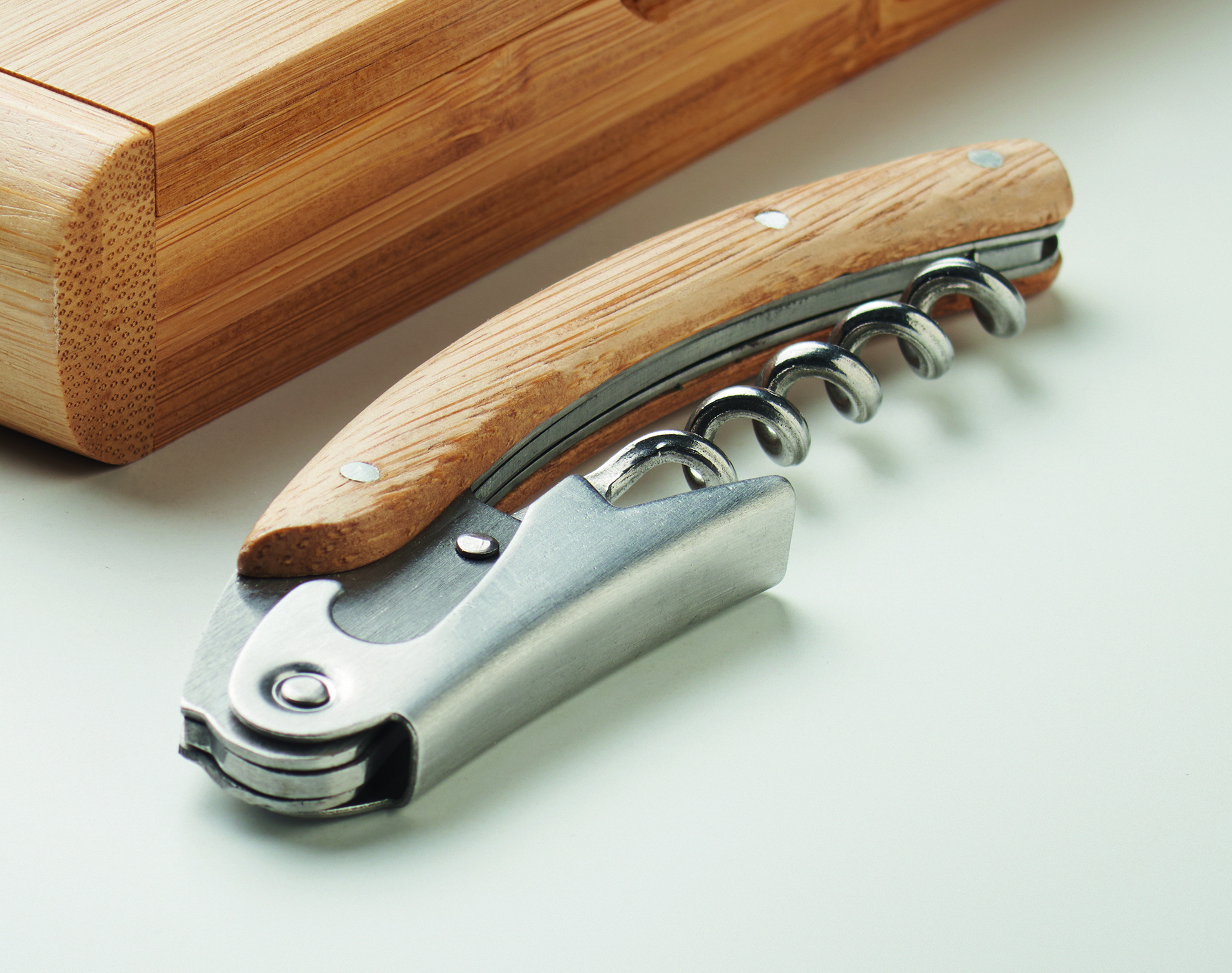 Korkenzieher, Schneide, Holzgriff, Zweiteilig, Metall, Zweizack-Werkzeug, Holz, Schreinerwerkzeug, Schraubwerkzeug, Korkenzieher-Design, Multitool, Messer, Holz, Falternd?, Metall