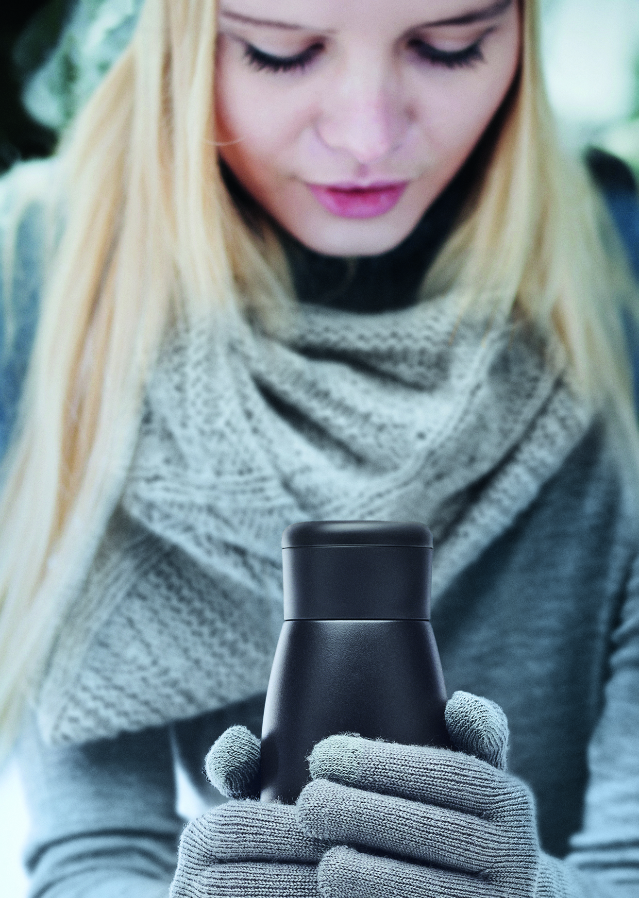 Wasserflasche, Thermosflasche, Schwarz, Matte Oberfläche, Skulptierte Form, Thermal bottle, Stainless steel, Black, Gloves, Scarf, Thermosflasche, Stahl, schwarz, Gehäuse, Schutz