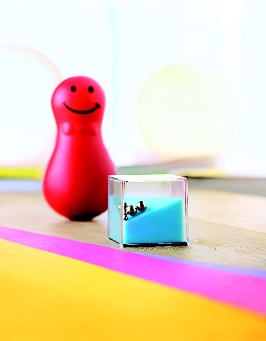 pinkes spielzeug, lächelnde figur, blauer würfel, quadratisches behälter, bunte schreibtischplatte, spielzeug, würfel, kügelchen, blau, pink, Rolle-Spielzeugfigur, rosa Figur, blaues Zubehör, klarer Case, bunter Schreibtisch