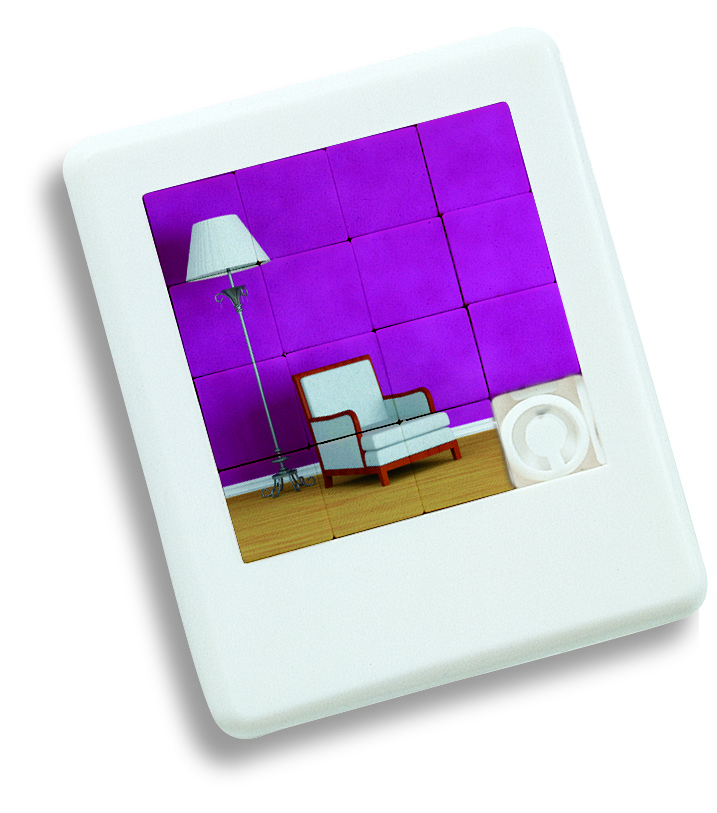 sofa, Sessel, lila Wand, Lampe, Bodenbelag, sofa, armchair, purple wall, floor lamp, decorative frame, Wohnzimmer, Sessel, Lampe, Bodenkachel, Wandverkleidung, Blaues Violett, Steckdosenrahmen, sitzmöbel, lampe, raumdeko, quadratische wandpaneel, kissen