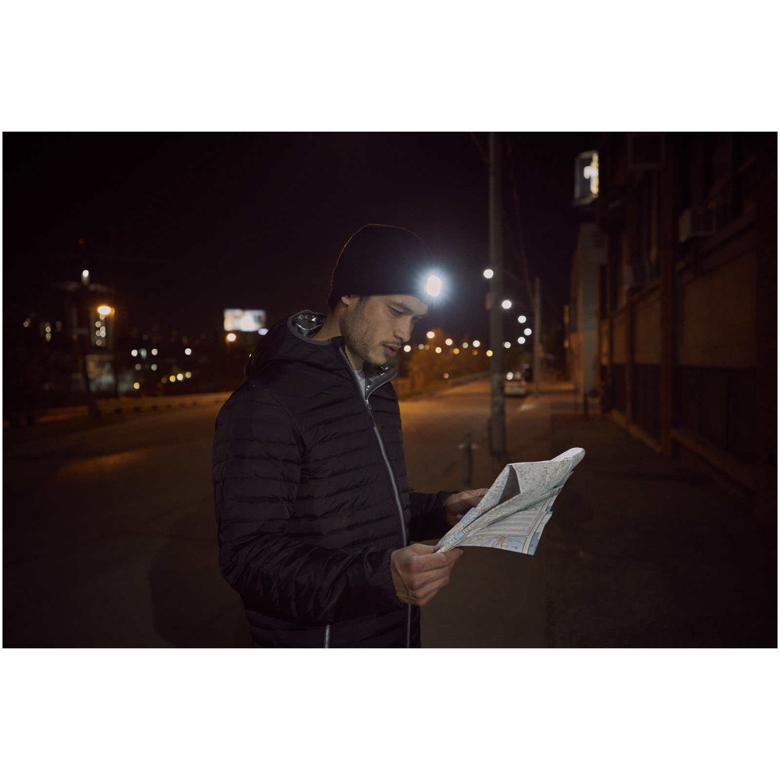 Jacke, Hut, Beanie, Taschenlampe, Mann mit Karte