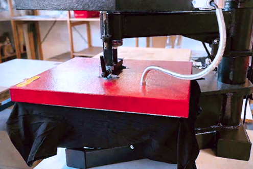 stitching press, clamp, press machine, red plate, fabric under press, Druckpresse, Rot, Schwarz, Metall, Stempelwerkzeug